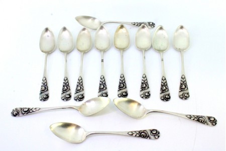 Conjunto de doze colheres de sobremesa em prata com flores reveladas nos cabos